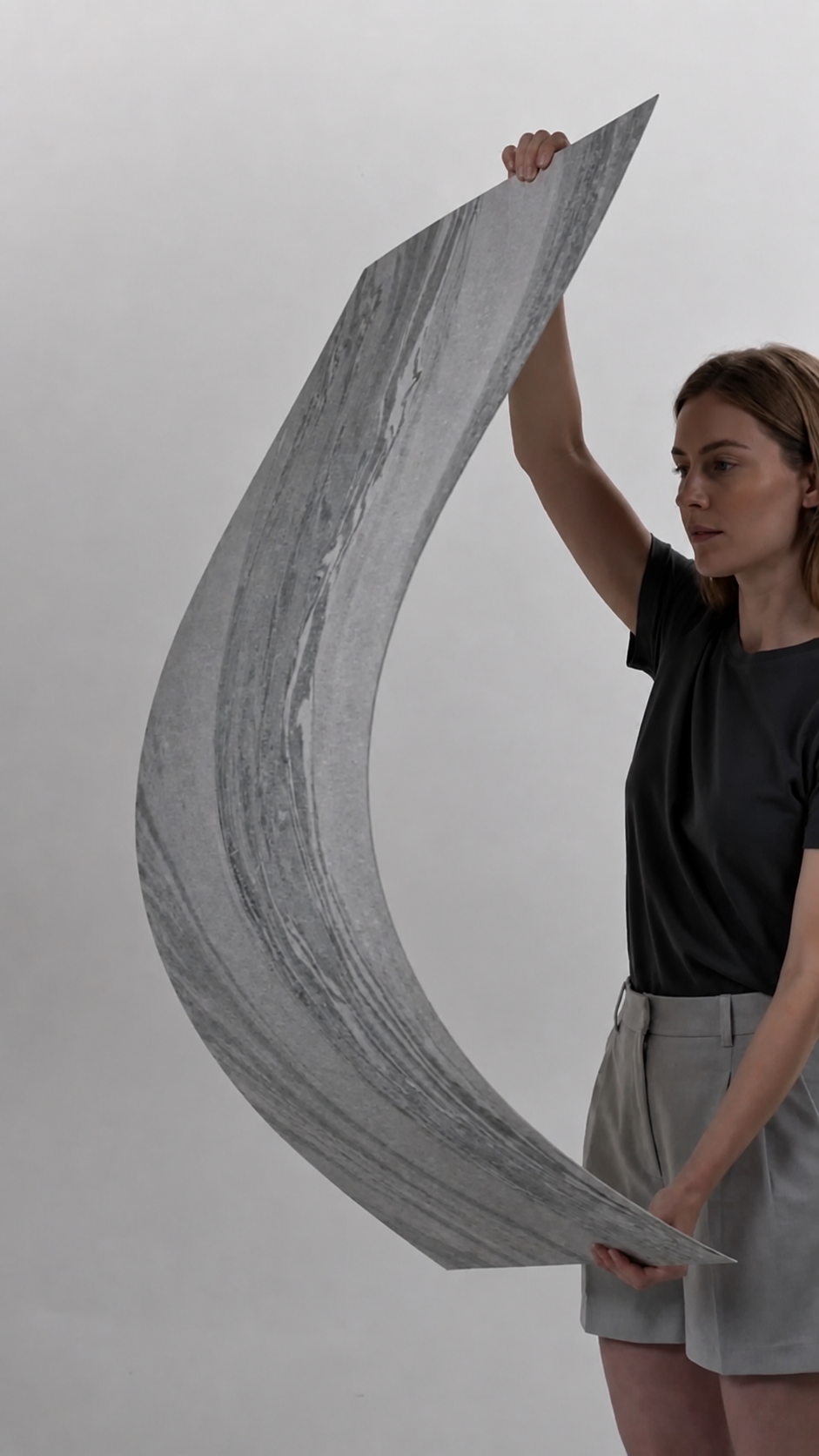 Flexible natural stone veneer bending into a curved shape